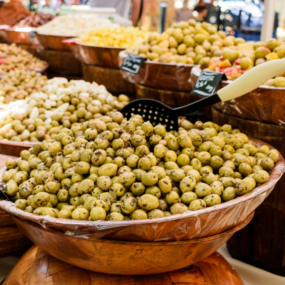 Étal d’olives au basilic sur un marché provençal