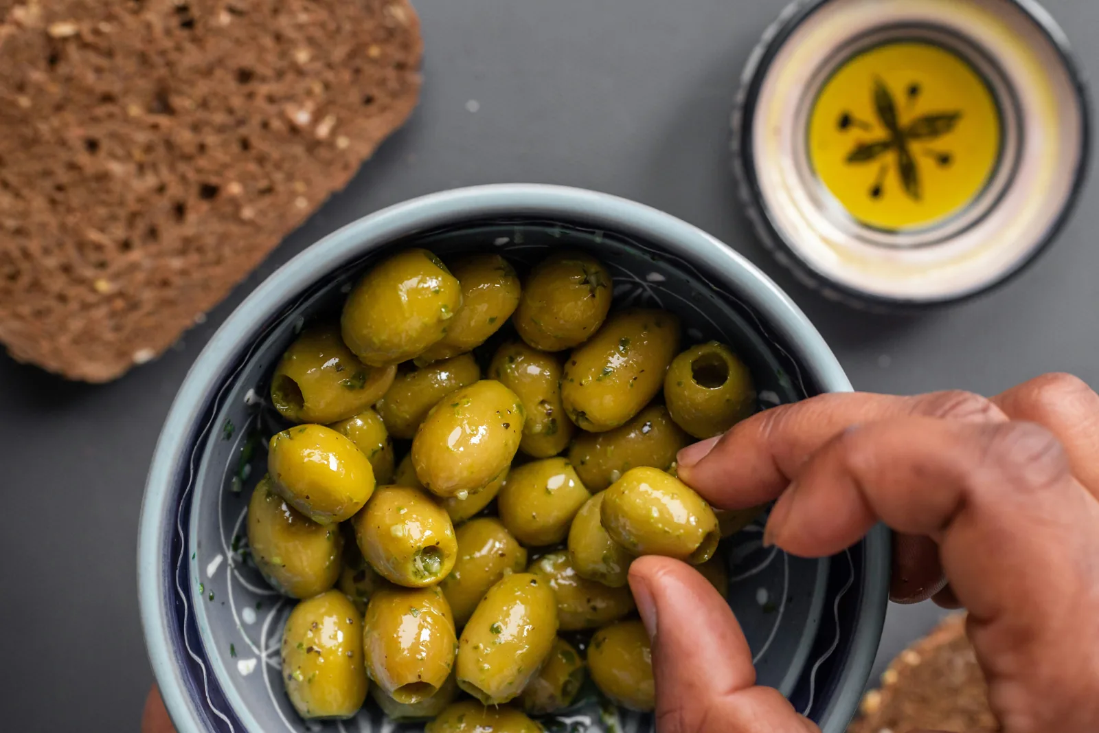 Olives vertes marinées aux herbes dans un bol
