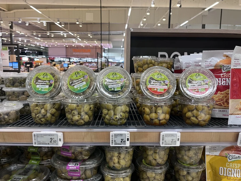 Barquettes Les Plaisirs du Sud BIO alignées au rayon Fruits et Légumes d’un magasin