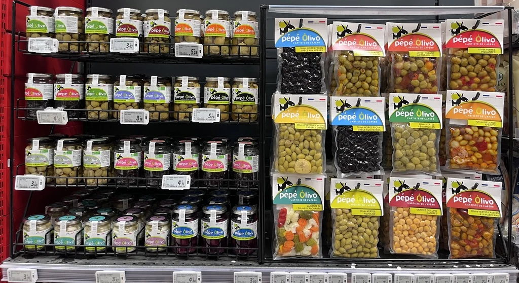 Sachets et bocaux Pépé Olivo au rayon apéritif d’un magasin